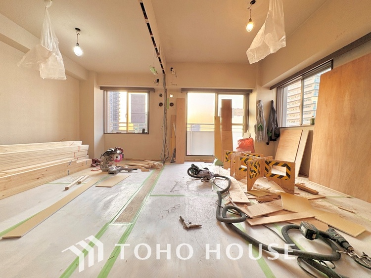 内装 【改装中】◆サンサンと◆差し込む太陽の光がこのリビングに笑いをもたらす。ソファの上のクッションがポカポカした暖気にぬくぬくと微睡んでいる。