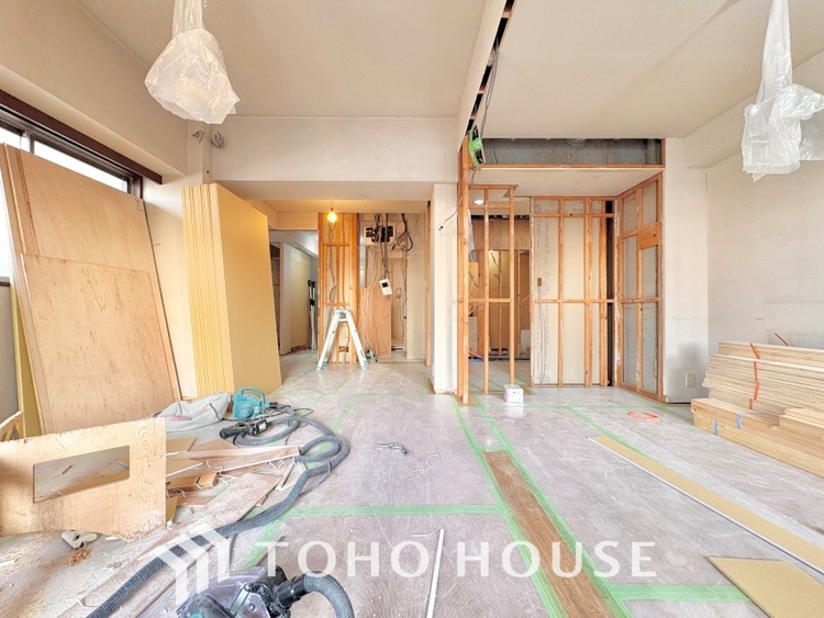 内装 【改装中】ここはみんなが集い、食事と楽しい会話が始まる場所。話に夢中になりすぎて、ついつい時を忘れ、夜半過ぎになってしまう。そんな束の間の幸せを感じさせてくれます。