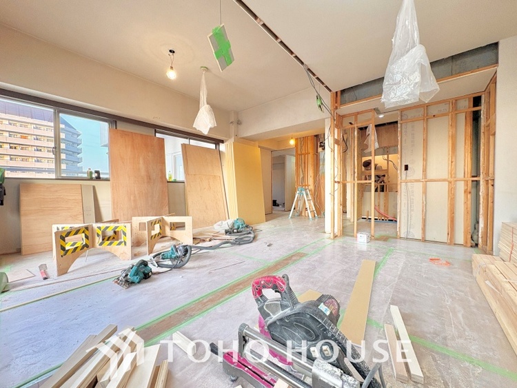 内装 【改装中】「想像していた以上に広い」が写真を撮っているときの感想です。家事動線に配慮したプランによりご家族がくつろげる明るく広い空間が確保できました。