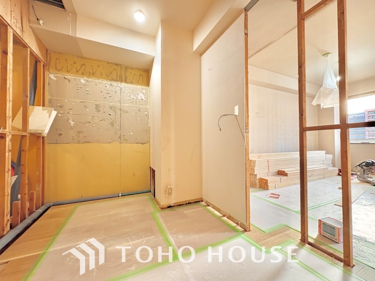 キッチン 【改装中】手元の収納から、足元の収納までが全てスライド式で、奥のスペースまで有効に活用できます。奥まで上から見渡せるので、たまにしか使わない調理器具もサッと取出せます。