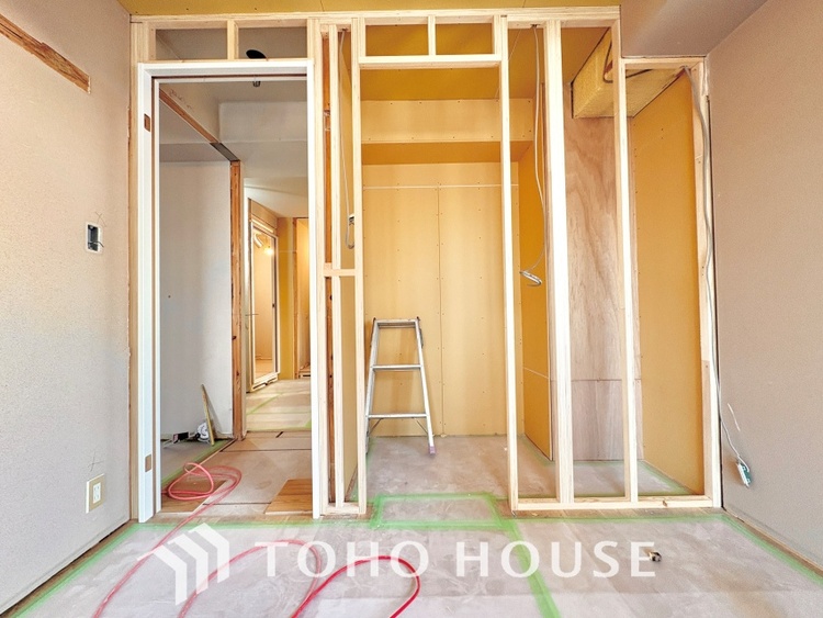 キッチン 【改装中】キッチンは家族の絆を育む大切な空間。シンプルで使い易いシステムキッチンで愉しく作る料理は愛情のある美味しいご馳走に。家族で使えるダイニングキッチンです。