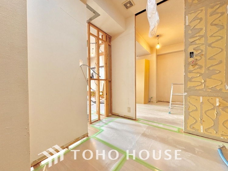 キッチン 【改装中】キッチンは家族の絆を育む大切な空間。シンプルで使い易いシステムキッチンで愉しく作る料理は愛情のある美味しいご馳走に。家族で使えるダイニングキッチンです。