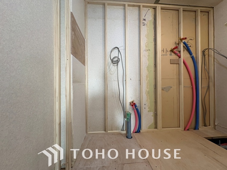 風呂 【改装中】【浴室】《一日の疲れを落としてくれる場所は、落ち着く場所でなければならない》　高級感溢れるカラーと大きさ・柔らかな曲線で構成された半身浴も楽しめるバスタブが心地よさをもたらします。