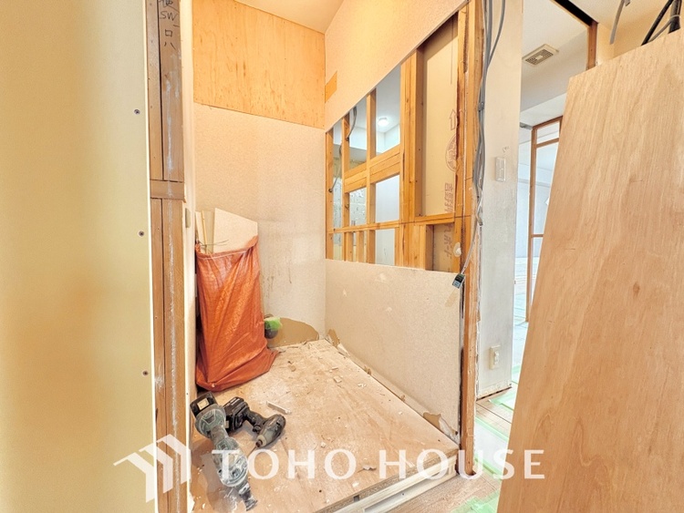 トイレ 【改装中】清潔感あるホワイト調のクロスと温もり溢れるモダンカラーの床材が見事に調和した本邸宅は、毎日の生活を少しでも快適に過ごして頂ける様に落ち着いた雰囲気作りから行っています。