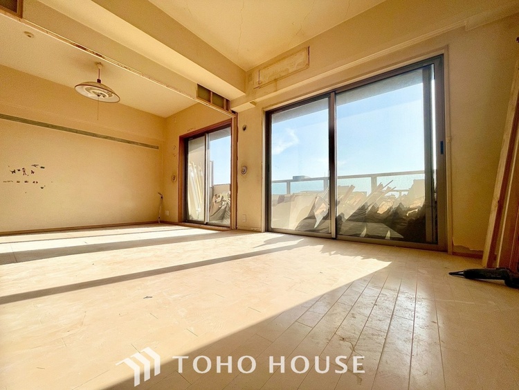 内装 【改装中】叶えたかったのは落ち着きのあるナチュラルな風合い、そして開放感があるリビング。優雅な気分に浸れる幸せな時間を家族が自然と集まりたくなるこの空間で。