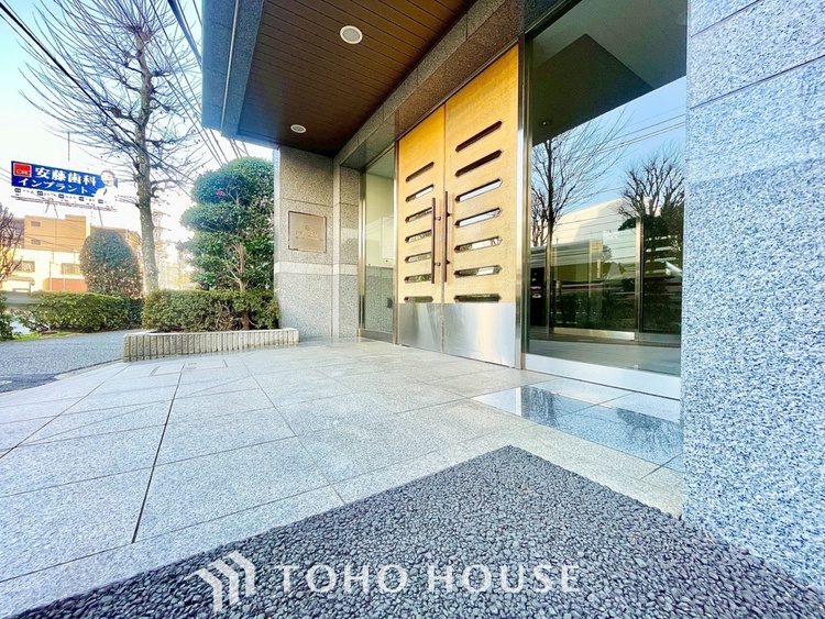 外観 ほんの少しのこだわり。ちょっとした色使いがその家がもつ雰囲気、趣（おもむき）を携え、暮らす家族や訪ねてくる友人・知人に新鮮な香りを運んできます。