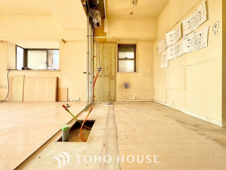 キッチン 【改装中】手元の収納から、足元の収納までが全てスライド式で、奥のスペースまで有効に活用できます。奥まで上から見渡せるので、たまにしか使わない調理器具もサッと取出せます。