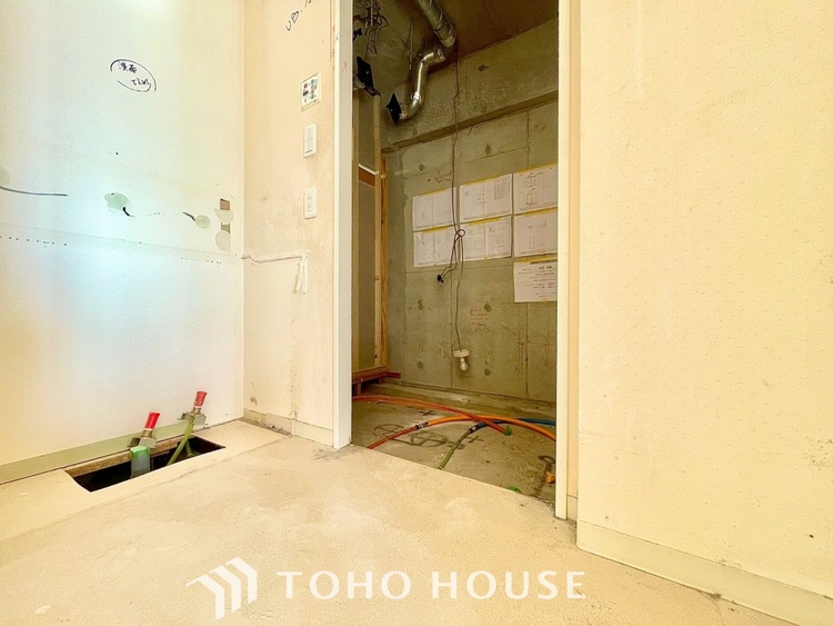 風呂 【改装中】気持ちの良い朝をつくりだし、夕方には笑顔を取り戻させてくれるミラー。パウダールームはいつでも本来の自分を取り戻せる空間。明るく仕上げてあります。