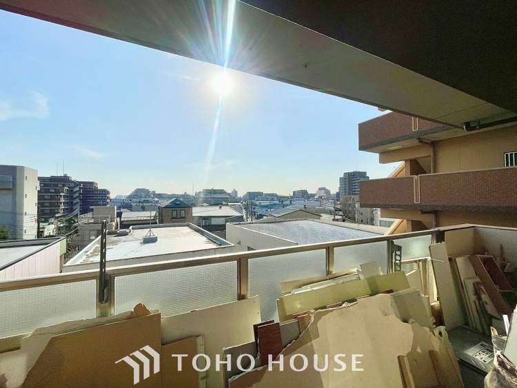 バルコニー 【改装中】リビングに面する広いバルコニーから太陽の笑顔が舞い込みます。