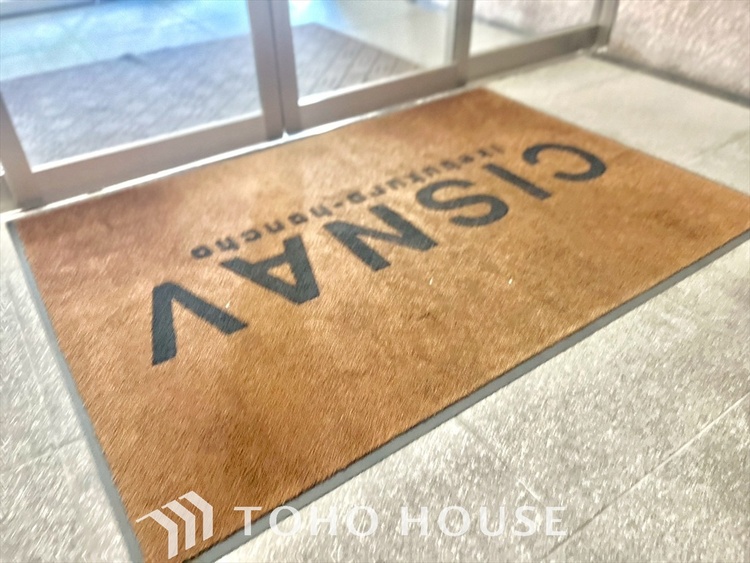 エントランス 陽溜まりの温もりを感じ、ふわりと寄り添う太陽の妖精たちが自然と僕達を微睡ませる。うとうとしたい訳ではないがそんな時間が嫌いじゃない自分がここにいる。