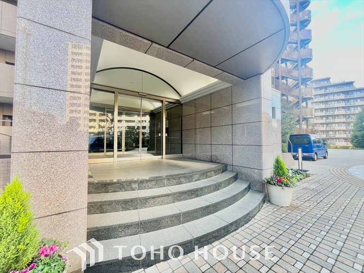 エントランス 大きく開け放たれた壮大な景色。都内にいることを忘れさせてくれる自然豊かな分譲地。風がそよぎ、青空が歌い、太陽が微笑んでくれる幸せな住まい。