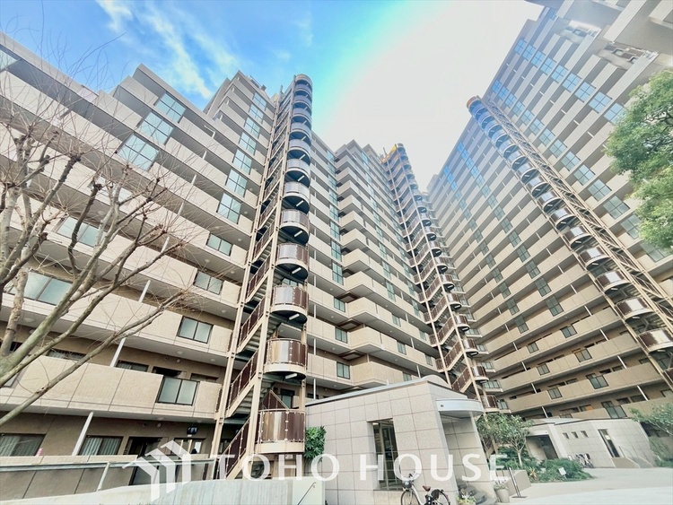 外観 陽溜まりの温もりを感じ、ふわりと寄り添う太陽の妖精たちが自然と僕達を微睡ませる。うとうとしたい訳ではないがそんな時間が嫌いじゃない自分がここにいる。