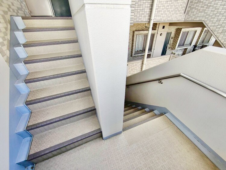 設備 共用部の階段です。明るく清潔に管理されています。