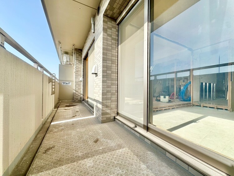 バルコニー 朝の澄んだ空気や、夕方に吹く清々しい風を感じられるバルコニー。