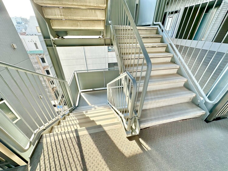 設備 共用部の階段です。明るく清潔に管理されています。