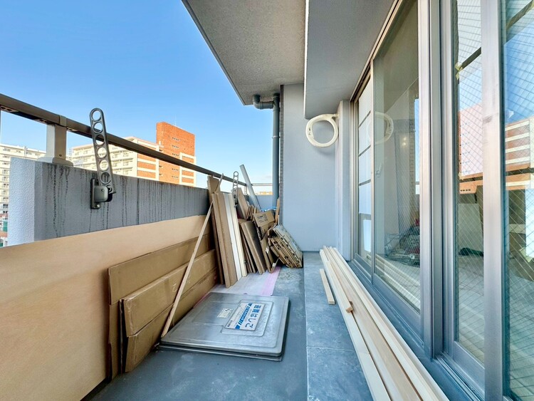 バルコニー 朝の澄んだ空気や、夕方に吹く清々しい風を感じられるバルコニー。