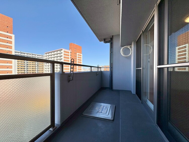 バルコニー 朝の澄んだ空気や、夕方に吹く清々しい風を感じられるバルコニー。