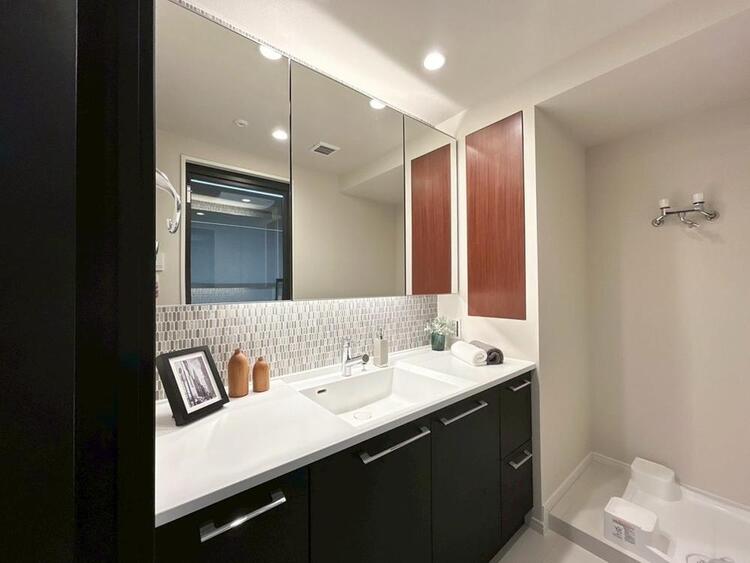 その他 清潔感を感じられる洗面化粧台。