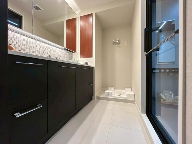 その他 十分な広さの脱衣所。