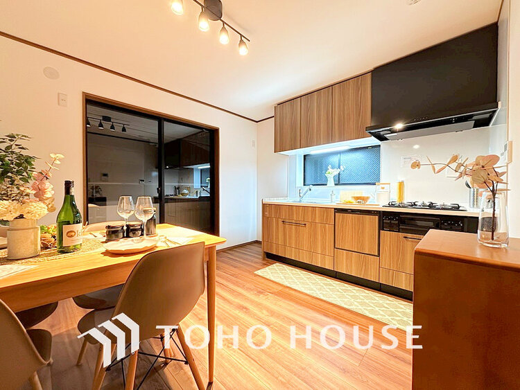 内装 上質な時間を育む暮らしのメインステージ。寛ぎとコミュニケーションを育む居心地のよい場所