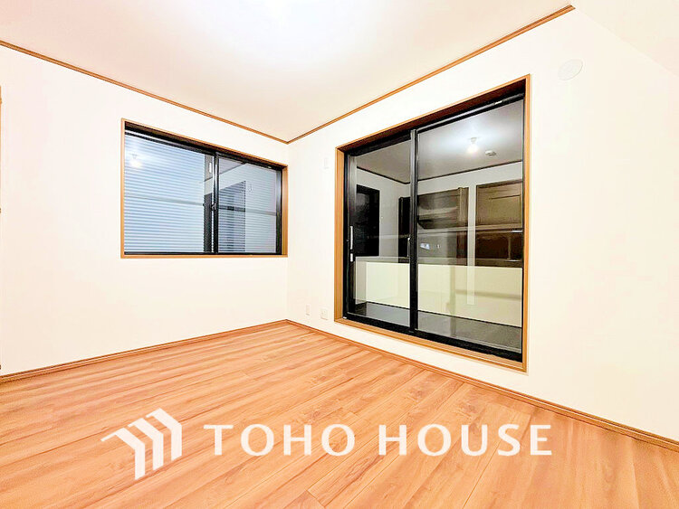 内装 採光もある洋室は、くつろぎのひと時を過ごすのにぴったり