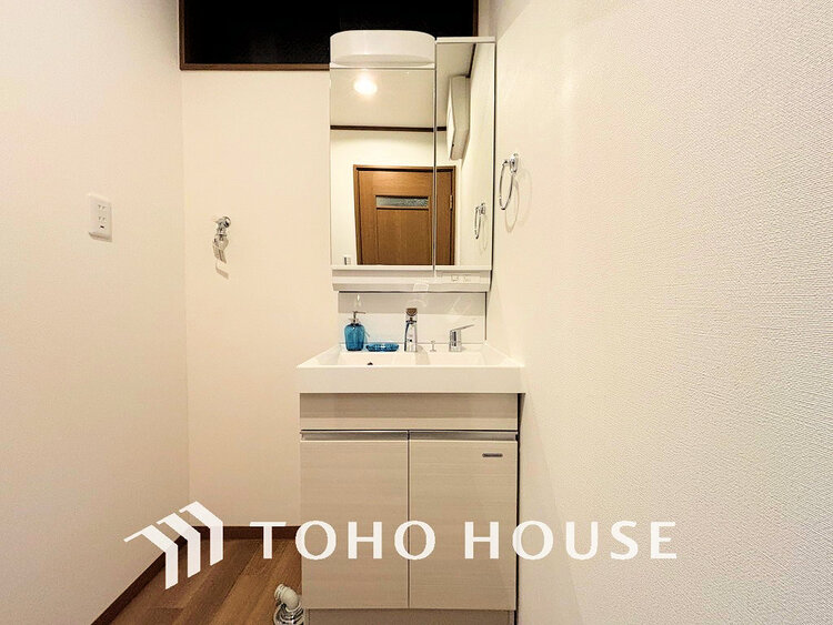 洗面 白を基調とした清潔感のある洗面室で朝の身支度を