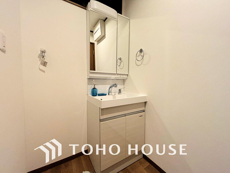 洗面 落ち着きのある色合いでまとめられた洗面室