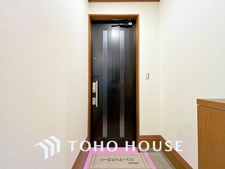 玄関 飾リ過ぎないシンプルな内装と偏り過ぎないデザインの玄関