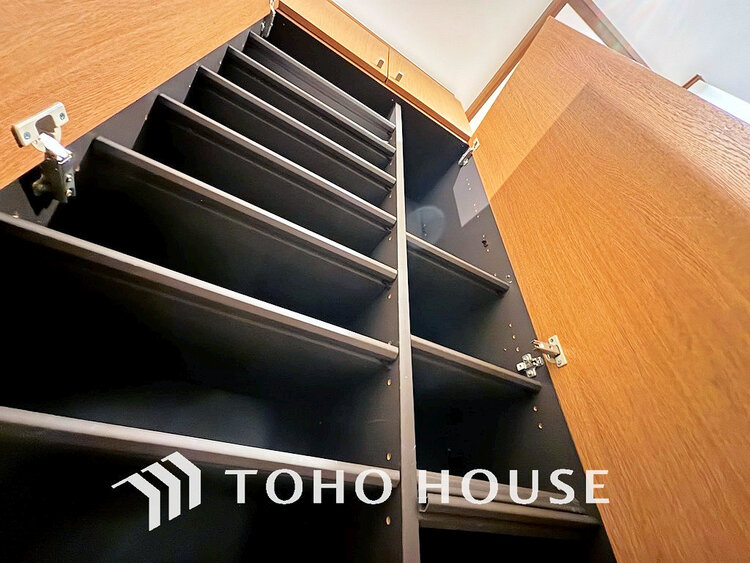 玄関 天井まである玄関収納はご家族分の履物も余裕で収納可能