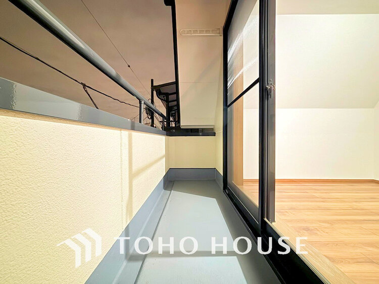 バルコニー 日当たりの良いバルコニーで晴れの日の洗濯物も楽しみになりますね