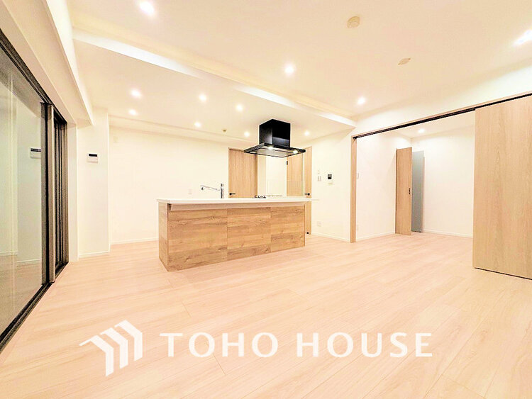 内装 上質な時間を育む暮らしのメインステージ。寛ぎとコミュニケーションを育む居心地のよい場所