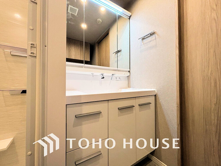 洗面 白を基調とした清潔感のある洗面室で朝の身支度を