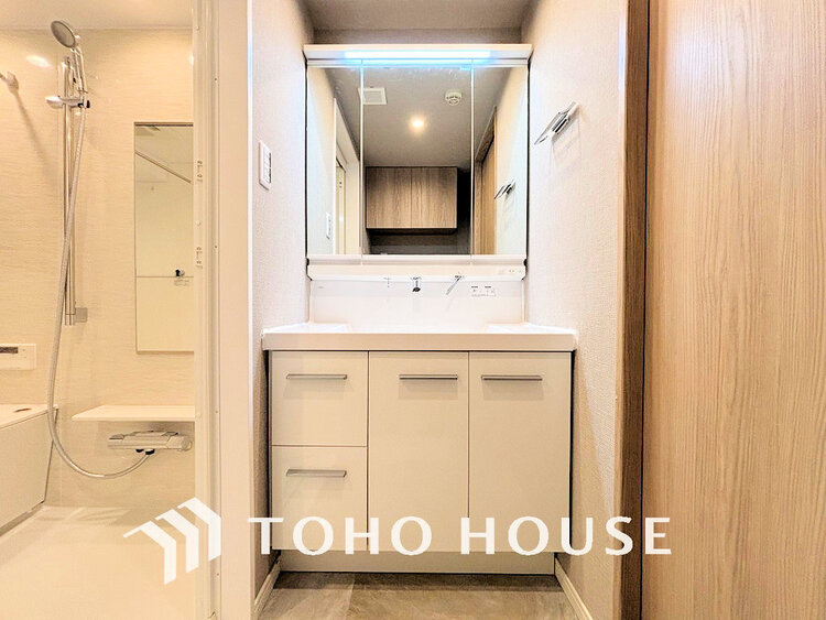 洗面 落ち着きのある色合いでまとめられた洗面室