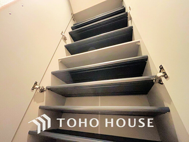 玄関 天井まである玄関収納はご家族分の履物も余裕で収納可能