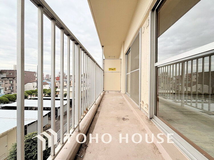 バルコニー 日当たりの良いバルコニーで晴れの日の洗濯物も楽しみになりますね