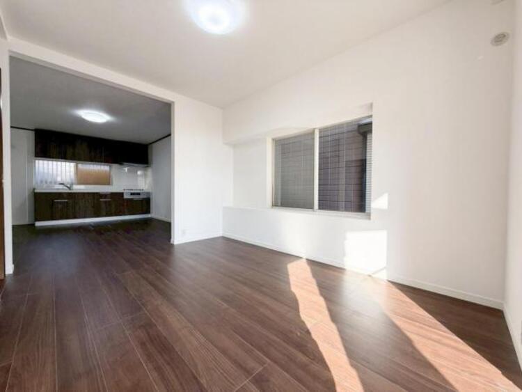 居間 家族の会話や笑顔が行き交うリビングで、子供を走り回らせたい。ダイニングテーブルでゆったり食事を堪能。光と風が溢れる開放的なリビングダイニングには、くつろぎの空間を生み自然と家族みんなが集まってきます 