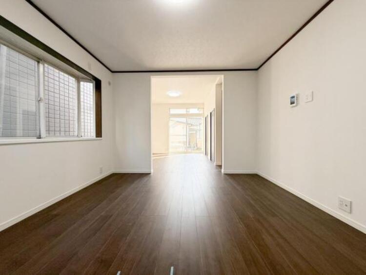 居間 お天気が晴れの日は照明をつけなくても充分明るいリビングです！どこか落ち着きのある広々とした内装です！皆で過ごす空間が、目に浮かんでくる様な優しいリビングダイニングです！くつろいだり楽しい時間を是非！ 