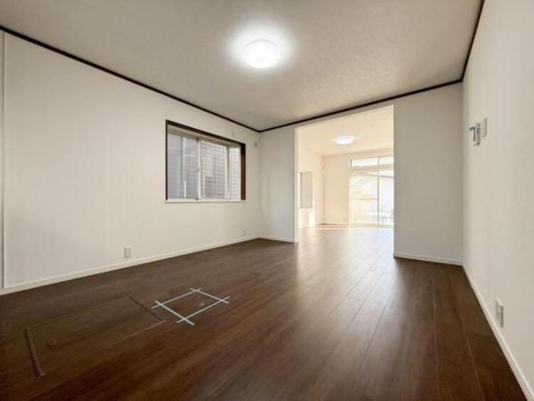 居間 開放感とプライベート感が見事に両立されたリビングダイニング！通常では相反するファクターがともにそろうと極上のくつろぎ空間が生まれます。だれにも譲りたくない至福の空間で過ごす日々は生活をより豊かにします 