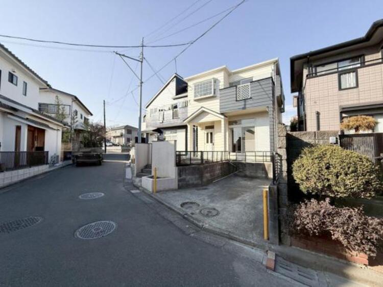 外観 青空を背景にスタイリッシュな外観が住まう人に誇りを与えます。駅周辺施設も利用でき快適生活が送れます！四季を通じて自然と触れ合えるスポットが周辺には沢山あり、お散歩やジョギング週末の遊びにおすすめです。																						 