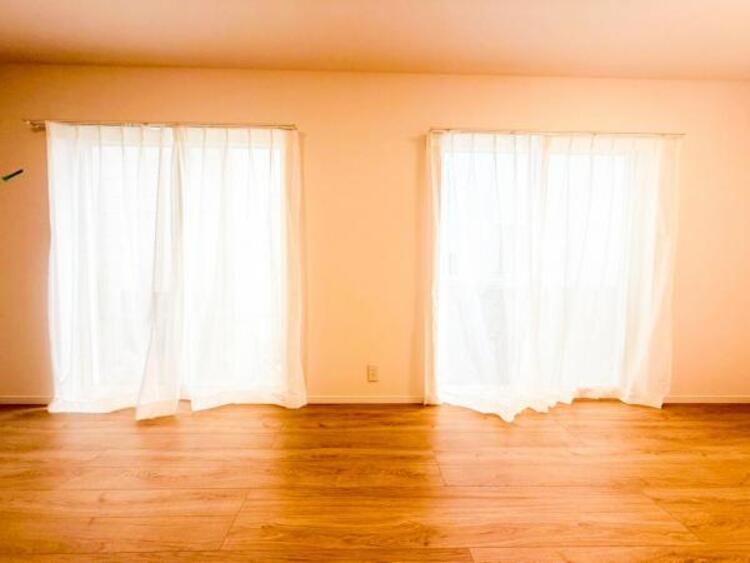 居間 家族の会話や笑顔が行き交うリビングで、子供を走り回らせたい。ダイニングテーブルでゆったり食事を堪能。光と風が溢れる開放的なリビングダイニングには、くつろぎの空間を生み自然と家族みんなが集まってきます