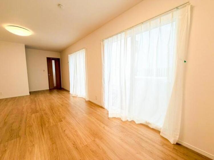 居間 お天気が晴れの日は照明をつけなくても充分明るいリビングです！どこか落ち着きのある広々とした内装です！皆で過ごす空間が、目に浮かんでくる様な優しいリビングダイニングです！くつろいだり楽しい時間を是非！