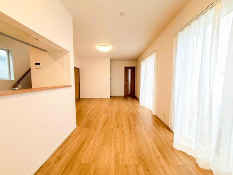 居間 リビングにあふれる採光と心地よい風のつどう調和された空間！！生活を彩る充実した日々が過ごせそうです。家族の滞在期間が長くなることを予測して、設計士が思いと工夫をこらした自慢のリビングダイニング！！！