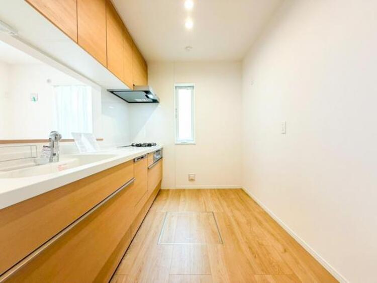 キッチン 【キッチン】広く取られたキッチンスペースはとても便利です。お料理をする人も開放感が心地いいです。
