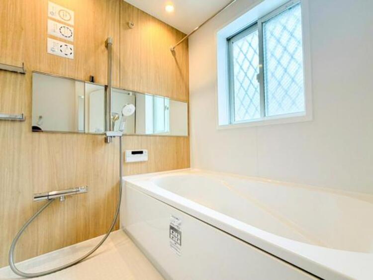 風呂 【浴室】ゆったりと寛げる広々バスで足を伸ばしてリラックス。　最新のユニットバスは設備も充実です。