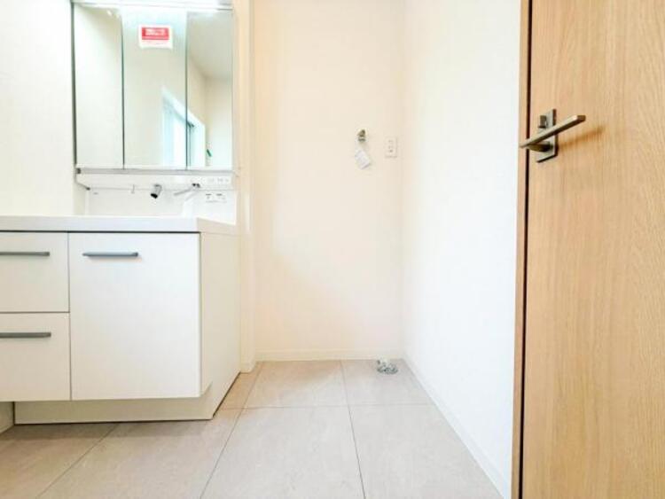 洗面 【洗面・脱衣所】ストレスフリーな広いランドリースペース。大きな洗濯機乾燥機もしっかりとおけます。