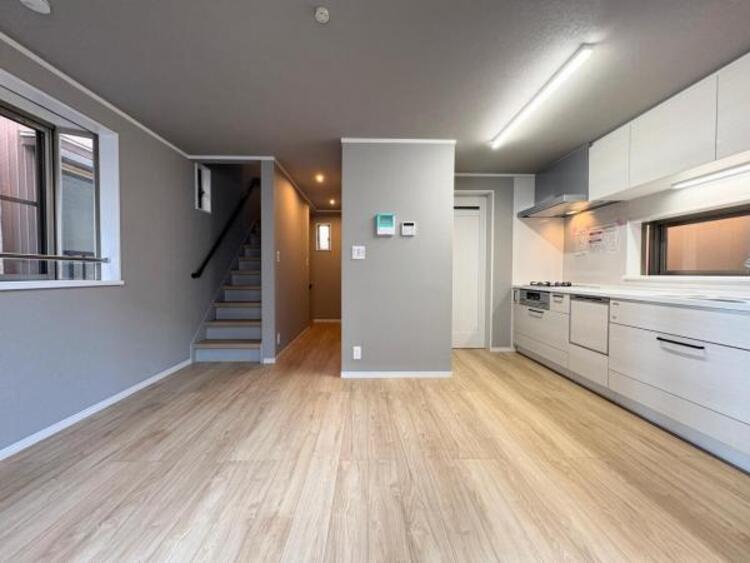 居間 ●〇一日の中で多くの時間を過ごすことになる住まいだからこそ、いつも穏やかな空間であるように心掛けています。構成する建材などへの配慮が、住まう方の健康を守ります。小さなお子様がいるご家庭でも安心です〇● 