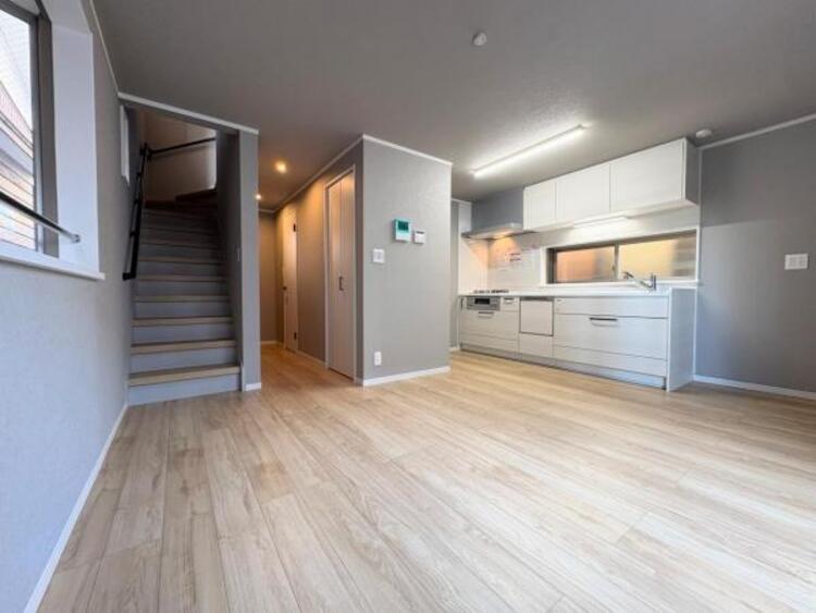 居間 ●〇家族と過ごすひと時を溢れる光が優しく包み込むリビングダイニング。家族とともに、心穏やかに過ごすひととき。家族との時間、自分の時間を大切にできる空間がここにあります。LDKで過ごす時間は大事ですね● 