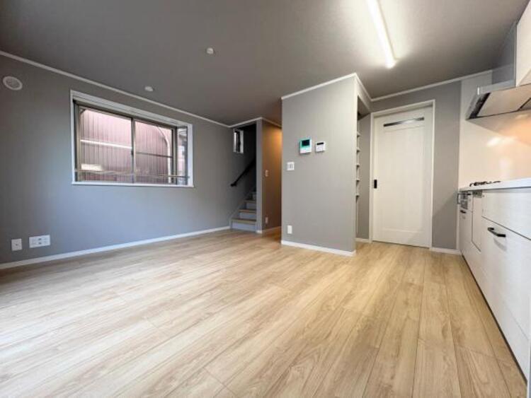 居間 ●〇オープンでのびやかな空間を生み出す、こだわりの広がりとゆとり。家族と過ごす時間を大切にしたい方にぴったりの明るくゆとりある住空間です。南側の窓からの日差しがリビングの中までしっかりと届きます　〇● 