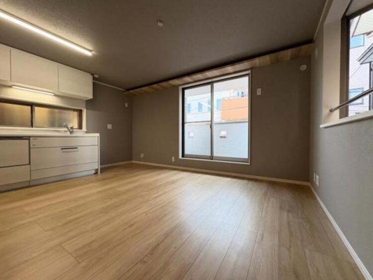 居間 ●〇家族の思いを抱きながら、平和であることに感謝したくなる悠久の時。あたかかく感じるのは、陽当りだけではなかった！広く和やかに暮らせる空間と家族の存在が胸にジーンと響きわたる。理想の住まいがここに〇● 