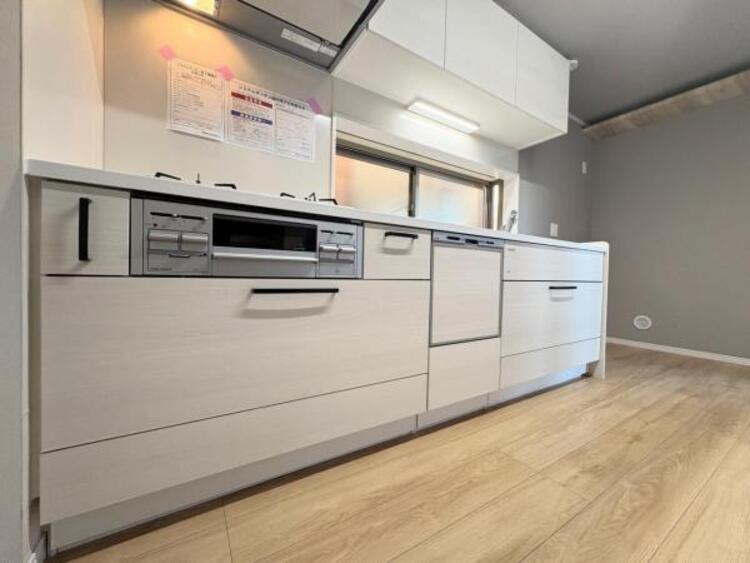 キッチン ●〇家族で並んでクッキング。皆でわいわい楽しく作るお料理は愛情たっぷりのごちそうに。キッチンで過ごす家族時間は大人になっても心に残る素敵なオンリーワンの思い出に。食後の片付けも苦にならない空間です〇● 